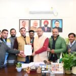 मंत्री गणेश जोशी से उपनल कर्मचारी महासंघ के पदाधिकारियों ने उनके कैंप कार्यालय में भेंट कर 10 वर्ष की निरंतर सेवा पूर्ण करने वाले उपनल कर्मियों को समान कार्य–समान वेतन का लाभ दिए