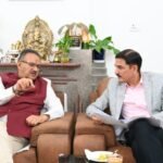 मंत्री गणेश जोशी को लेफ्टिनेंट जनरल दिनेश सिंह राणा ने भेंट किया सेना का स्मृति चिन्ह, आपसी सहयोग पर हुई चर्चा