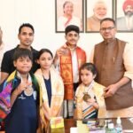कैबिनेट मंत्री गणेश जोशी से मिले कराटे चैंपियनशिप के विजेता खिलाड़ी