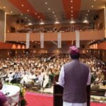 मुख्यमंत्री धामी ने कहा कि उत्तराखंड की पर्वतीय कृषि आज छोटे एवं बिखरे खेतों, जंगली जानवरों से फसलों को होने वाले नुकसान, युवाओं के पलायन, सीमित बाजार पहुंच तथा जलवायु परिवर्तन जैसी अनेक चुनौतियों का सामना कर रही है