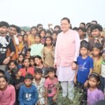 मुख्यमंत्री धामी को अपने बीच पाकर बच्चे हुए उत्साहित, जमकर खिंचवाईं तस्वीरें