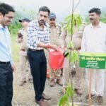 जिलाधिकारी डॉ0 आशीष चौहान ने कलेक्ट्रेट परिसर में विभिन्न प्रजातियों के पौधों का किया रोपण