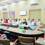 जिलाधिकारी डॉ. आशीष चौहान ने एचआईवी से जुड़ी भ्रांतियां दूर करने के लिए जागरूकता अभियान तेज करने के निर्देश दिए
