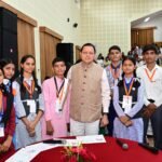 किताबों से निकलकर नीति के मंच तक पहुंची युवा सोच, सीएम धामी ने सुना ‘मेरे सपनों का उत्तराखंड’
