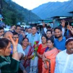 जनता से निरंतर संवाद की धामी की कार्यशैली, मलेथा में लोगों से आत्मीयता से मिले मुख्यमंत्री